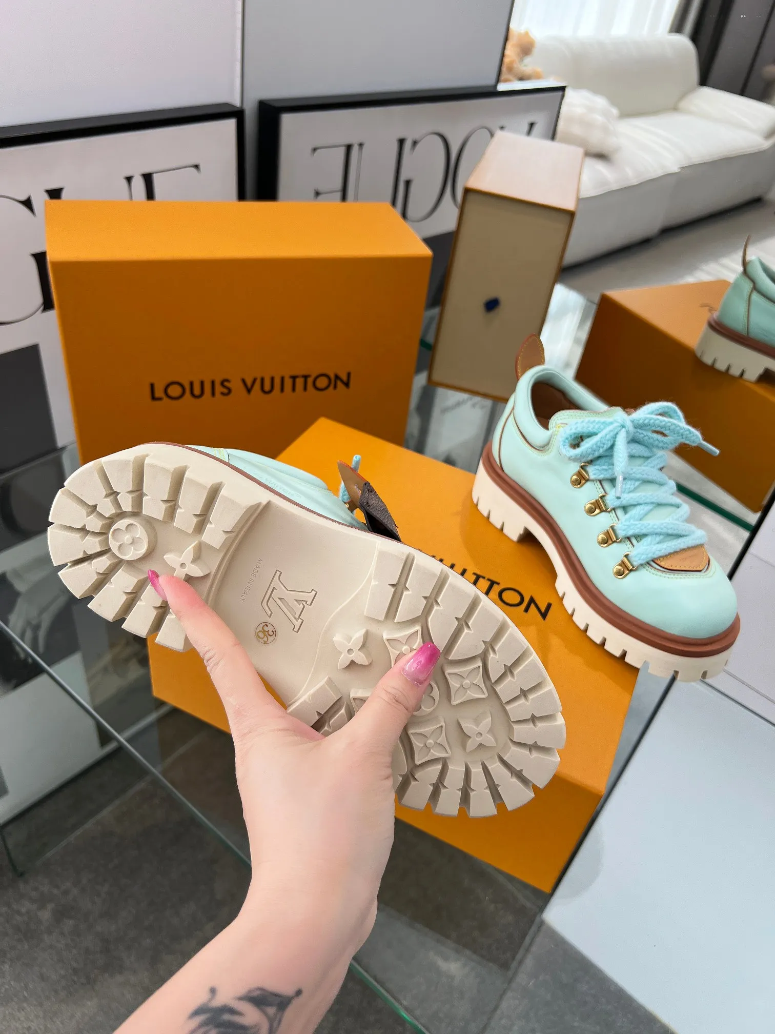 Factory direct sales p640🐘🐘Women's shoes Women's LV new couple's thick-soled hiking shoes, your original custom-made large-soled shoe brand, giving your feet flexibility and freedom, a good pair of shoes to wear all summer. Fabric: top-layer imported calfskin cowhide lining Size: 35-46 Welcome to send pictures to place orders